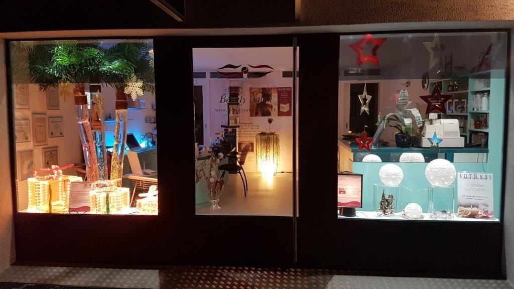 Lettini & sedie per cosmetici: Geschäftsauflösung Kosmetik usw – Usato da Widnau venduto da Schurlibua