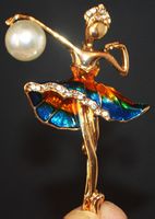 Brosche C-307 – Tanzendes Mädchen mit Strass ca. 3,4 x 5,4cm