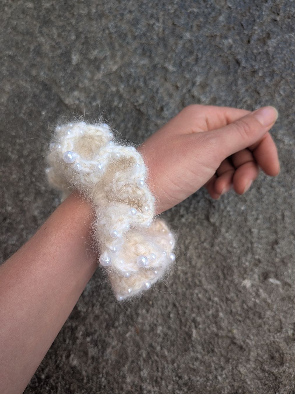 Accessori per capelli: Handgemachte Scrunchie mit Perlen - elegant & weich – Nuovo e nell'imballaggio originale da Köniz venduto da Feecrochet
