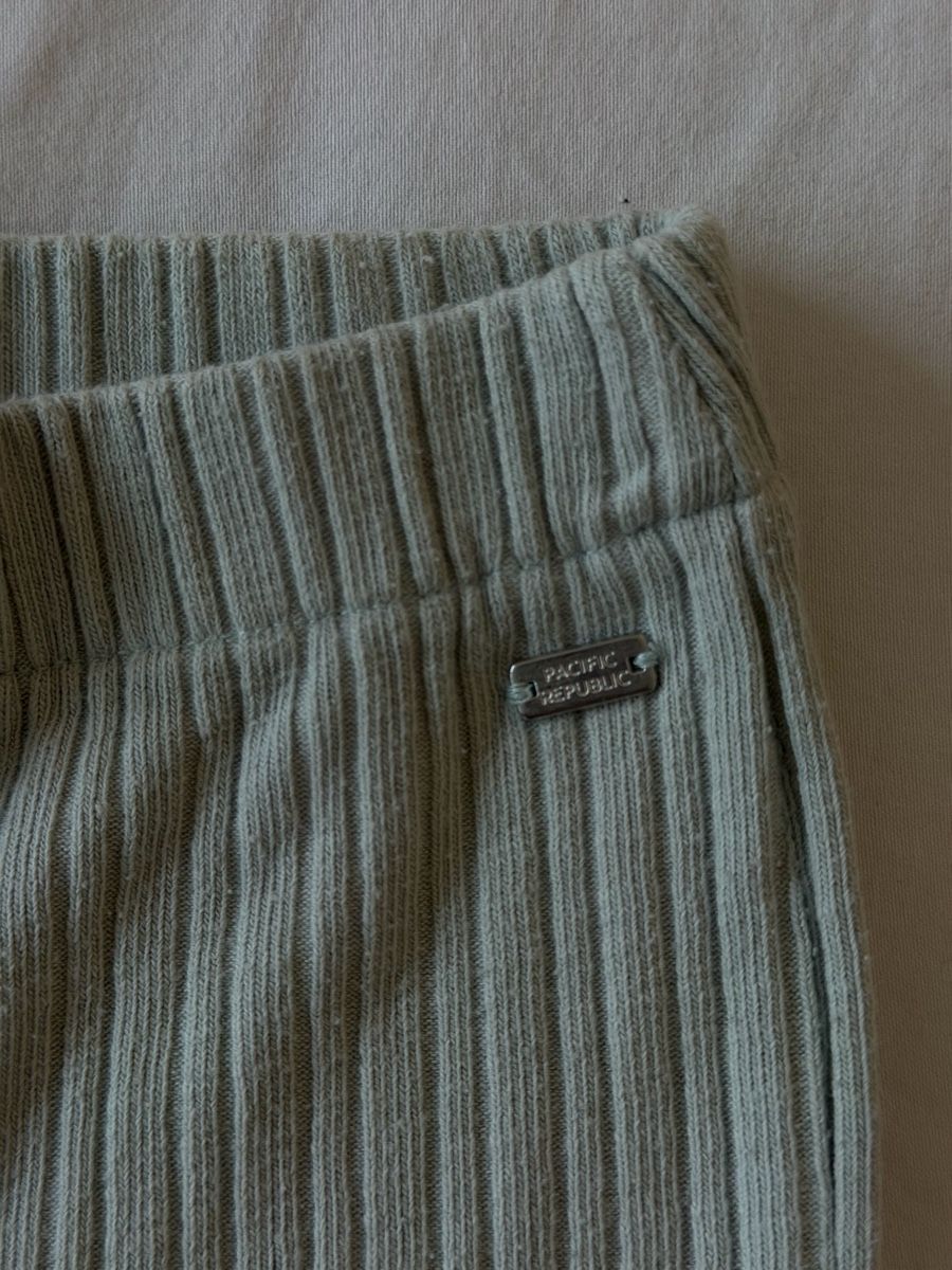 Bershka Pantaloni: Ribbed Flare Pants – Usato da Zürich venduto da lil_h279 1