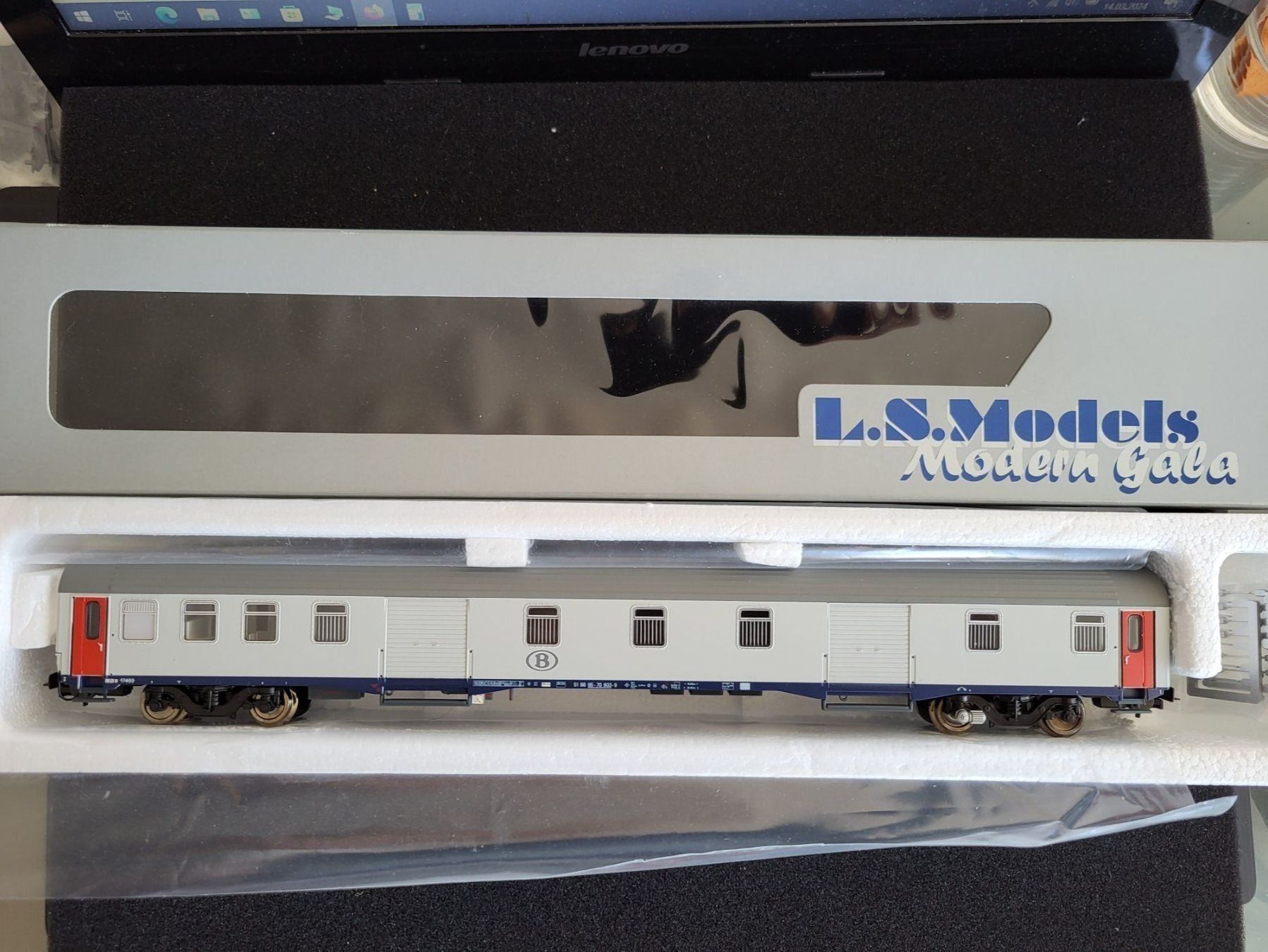 LS Models Modelleisenbahnen: Ls Models 42003 SNCB Fourgon DMS Gris – Neu (gemäss Beschreibung) aus La Tour-de-Peilz von  1