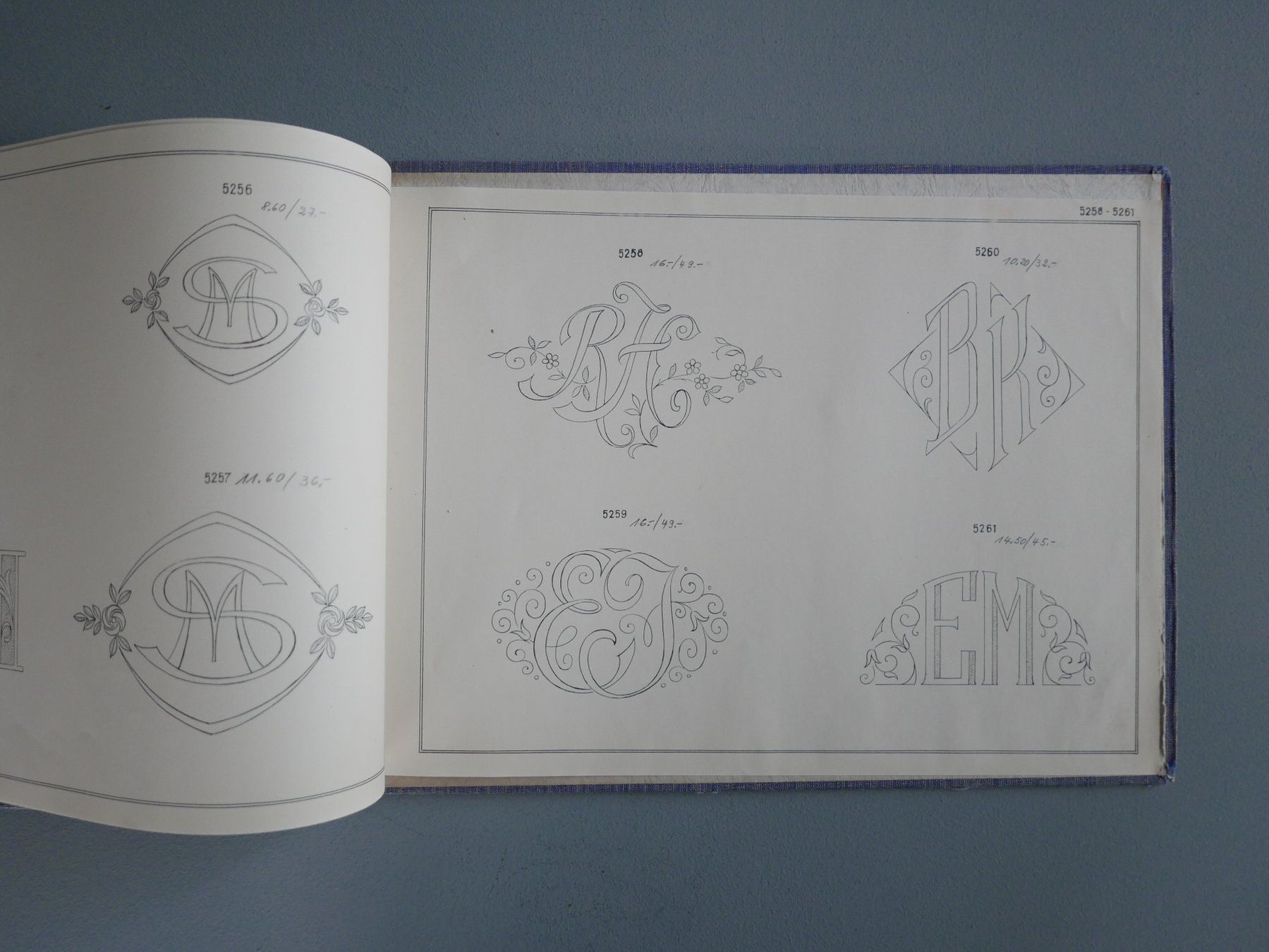 Bücher: ANTIKES MUSTERBUCH VORLAGE GESTICKTE MONOGRAMME – Gebraucht aus Balgach von Zwischenraum 7