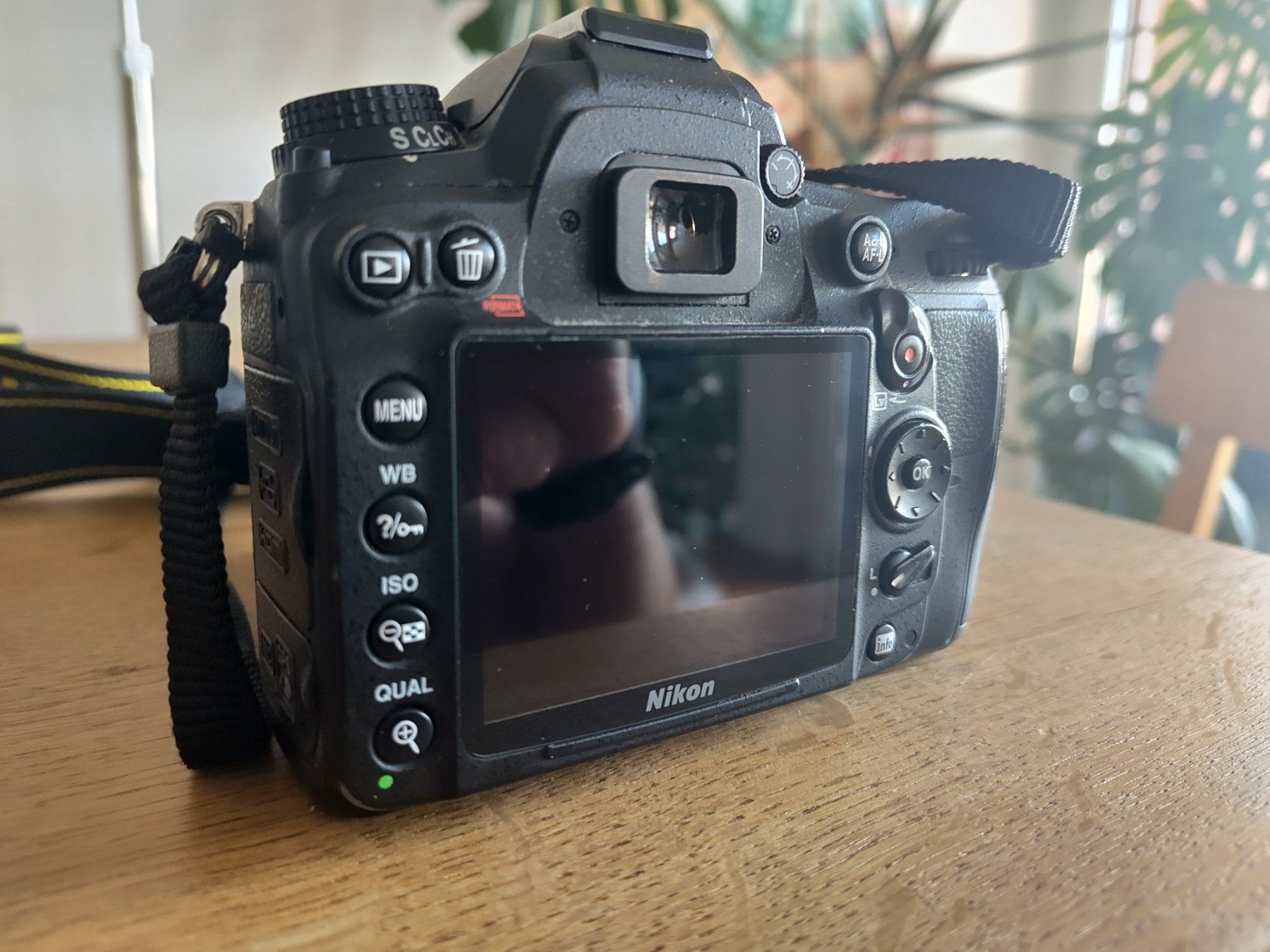 Nikon Fotocamera: Nikon D7000 + 18-55mm mit 2 Akkus – Usato da Zürich venduto da nkrbhl 2