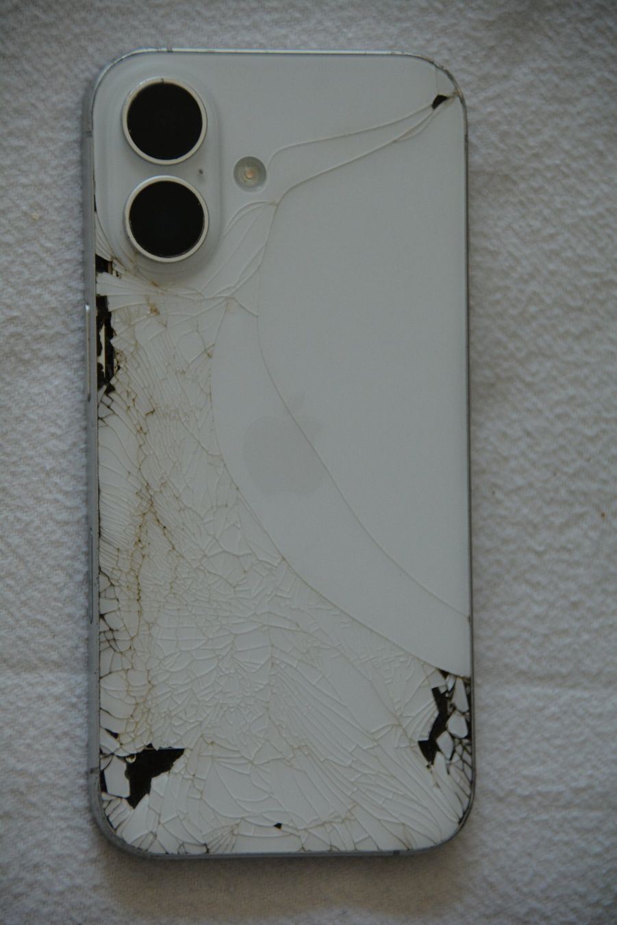 Apple Telefoni cellulari / Smartphones: Top: Iphone 16 128GB Weiss 479 Zyklen mit Backcoverschaden!! – Usato da Biel/Bienne venduto da Secondhand_Shop 4