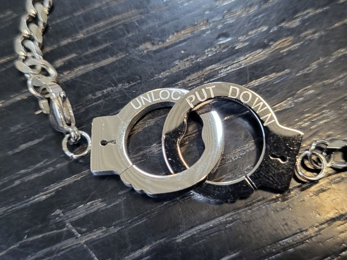 Bracciali & Braccialetti: Cooles Armband mit Handschellen-Anhänger – Nuovo e nell'imballaggio originale da Figino venduto da MabaStore24 1