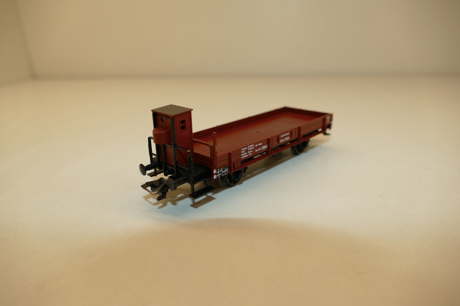 Fleischmann Modelleisenbahnen: Fleischmann H0: DR Flachwagen mit Bremserhaus – Neu (gemäss Beschreibung) aus Niederhasli von rail-duerst 1