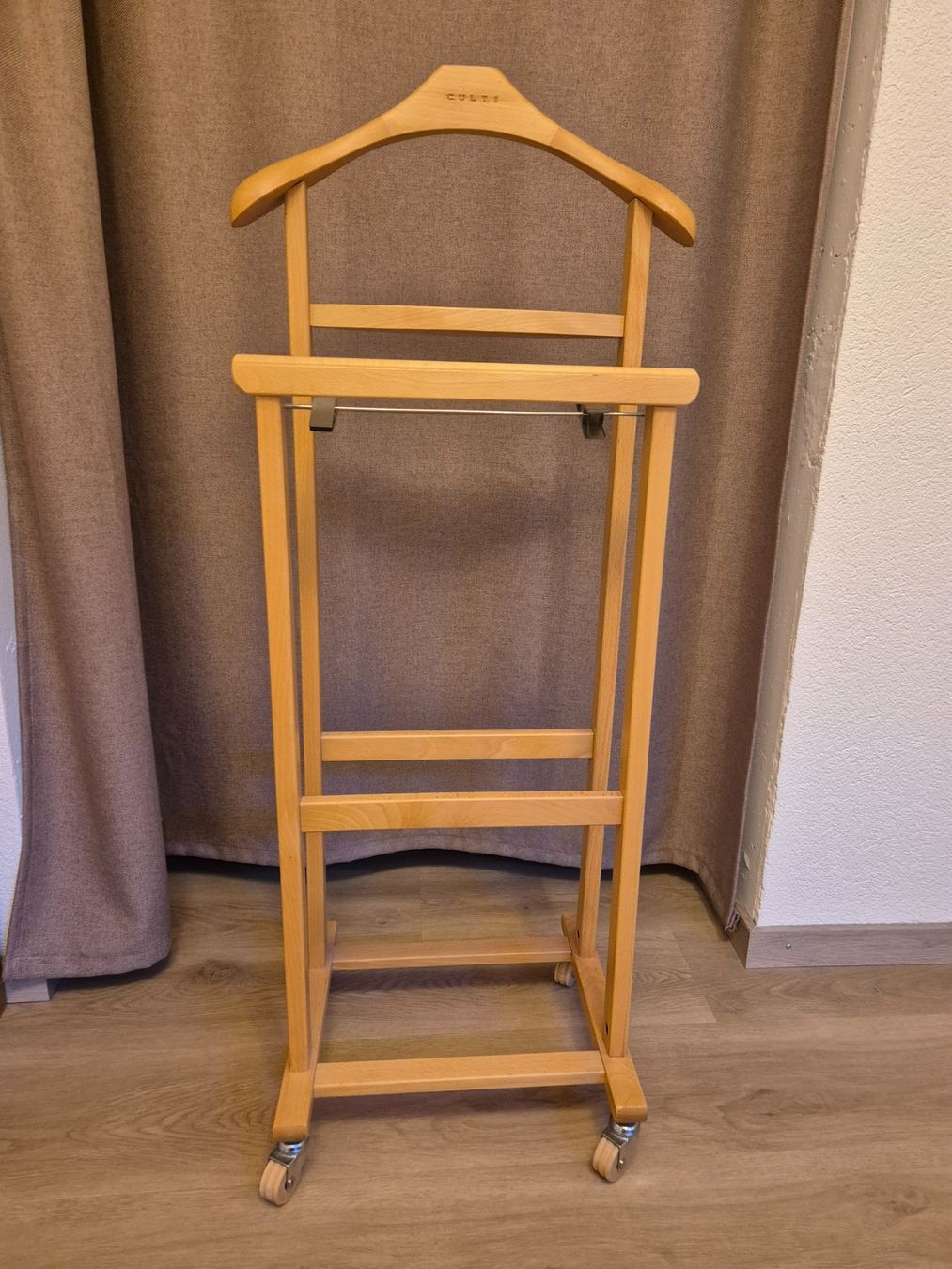 Garderobe: Herren Diener aus Holz – Gebraucht aus Egerkingen von Castel77