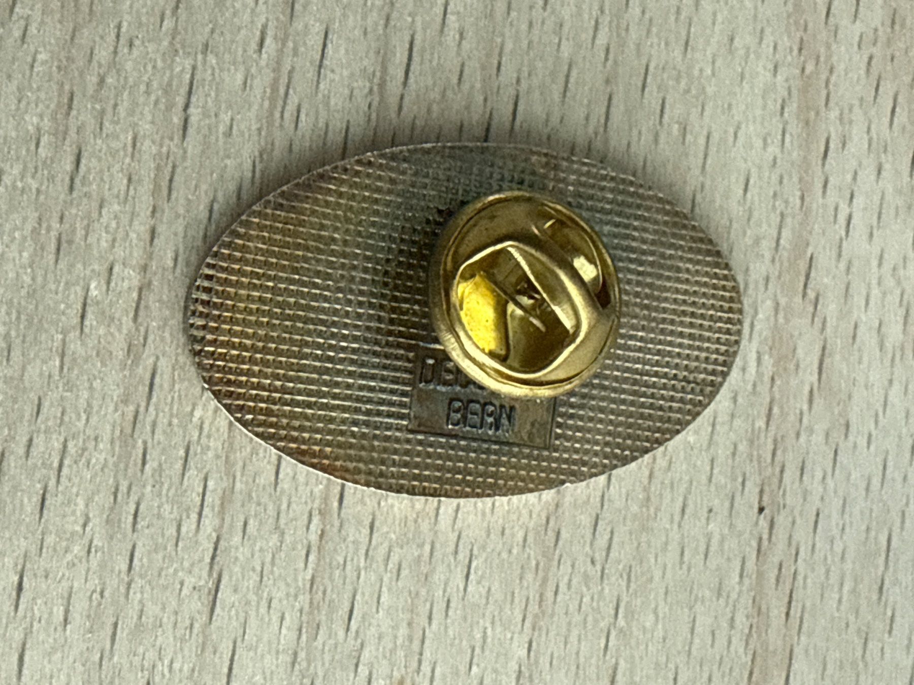 Placchette & Badge: Pin Restaurant Schwellenmätteli Bern – Usato da Glattbrugg venduto da Schweigmatt 1