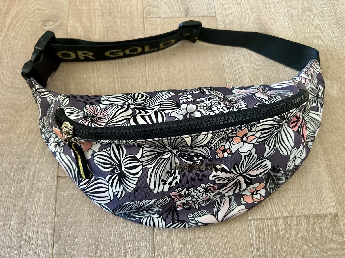 Marc Cain Sacs femmes: Bauchtasche MARC CAIN Blumenmuster neuwertig – D'occasion à Hausen AG par Feel_pink 1