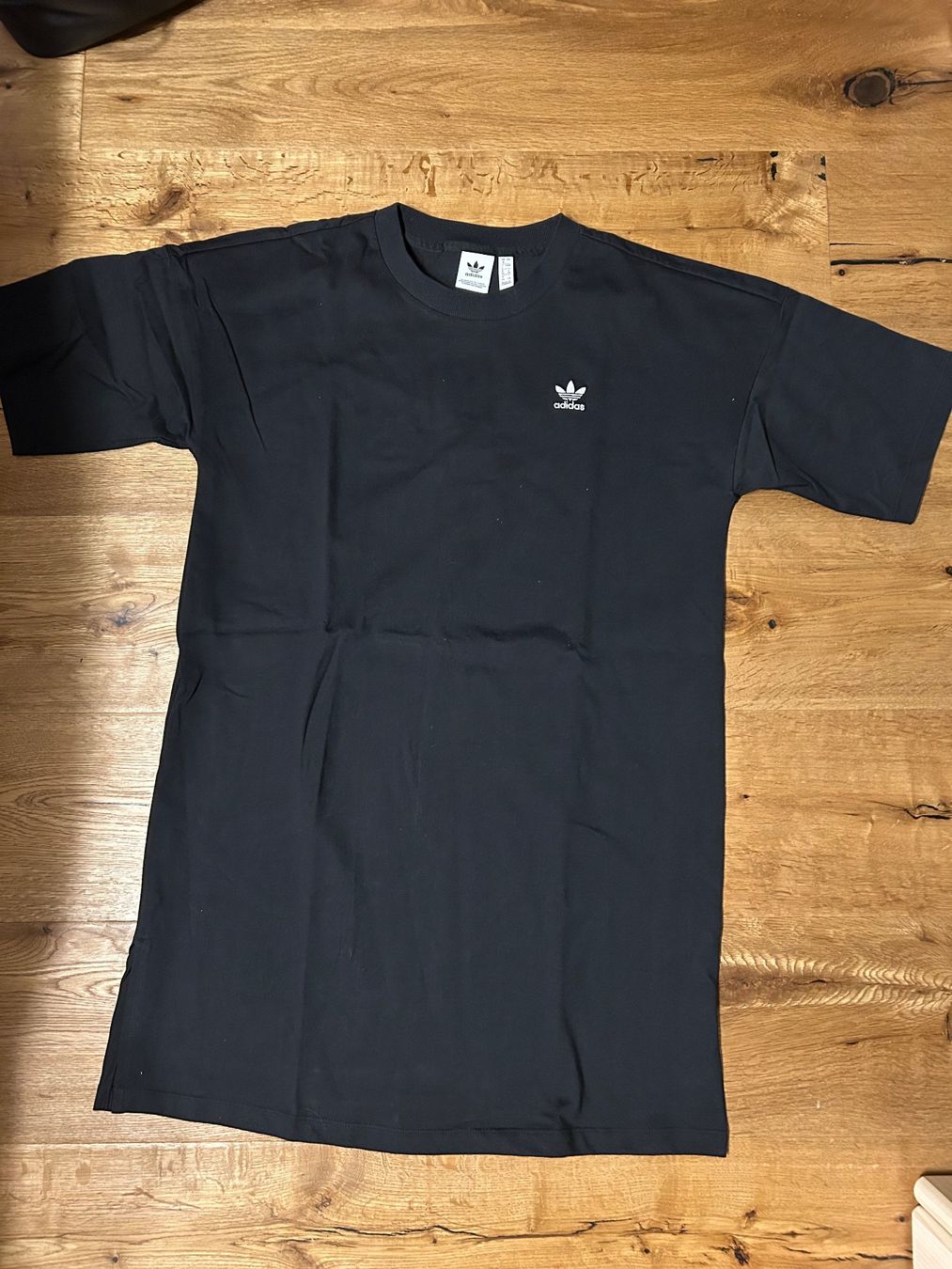 Adidas T-shirt: Adidas Oversized Shirt – Nuovo (secondo la descrizione) da Schmidrüti venduto da k_aarinnn