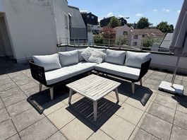 Gartenlounge mit Holztisch