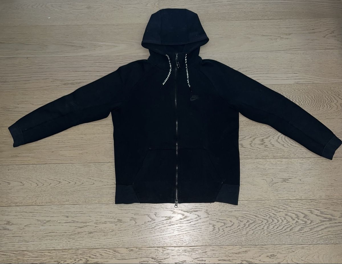 Nike Pullover & Sweatshirts: Sweat à capuche et zip Nike noir taille S – Neu (gemäss Beschreibung) aus Delémont von bouboute01
