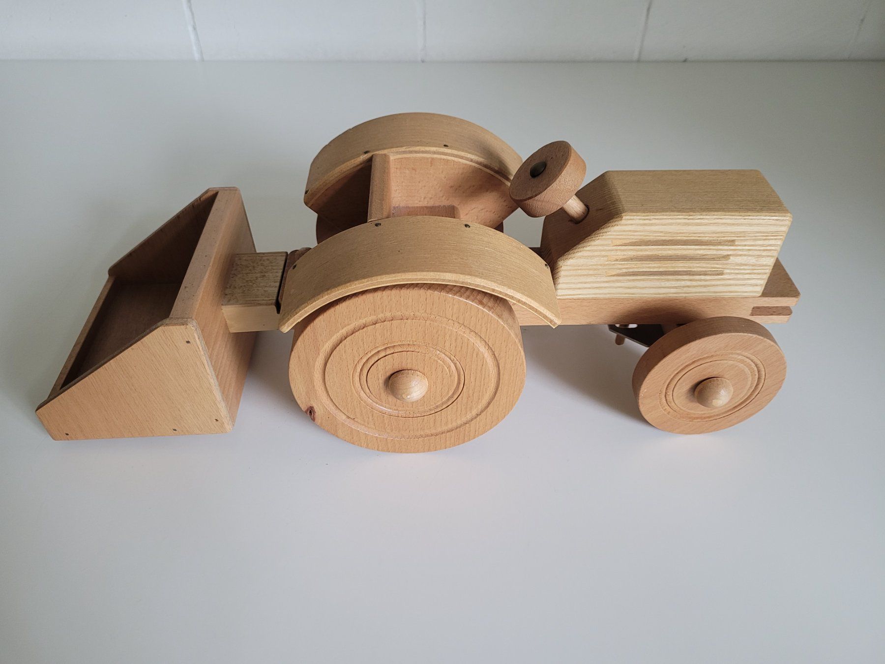 Spielzeuge: Holz Traktor Spielzeug Handarbeit – Gebraucht aus Zofingen von Loop_ReSale 1
