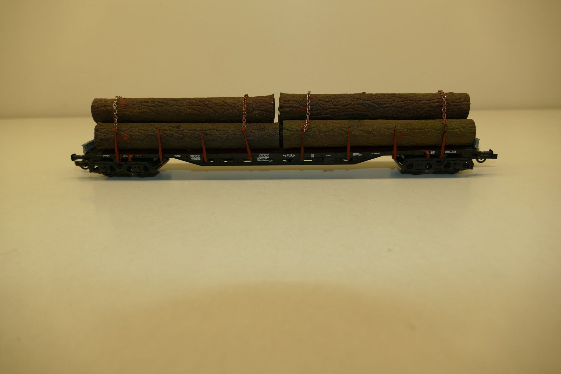 Roco Modellini di ferrovie: Roco H0: DB Flachwagen mit Baumstämmen gealtert – Usato da Niederhasli venduto da rail-duerst