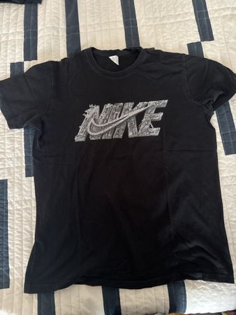 T-shirt Nike noir avec logo imprimé état correct