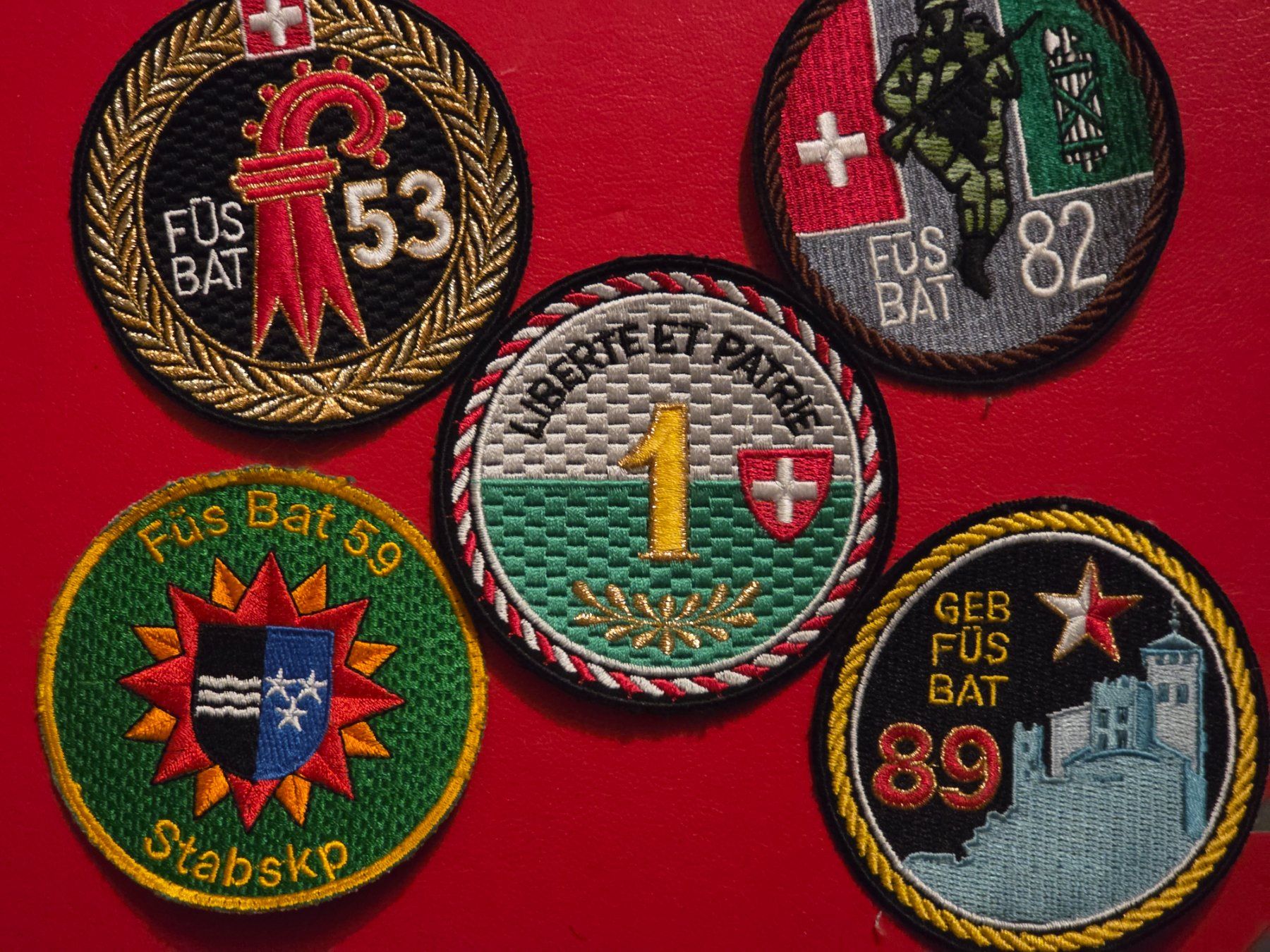 Schweizer Armee Placchette & Badge: 5 Stuck Abzeichen Infanterie original – Usato da Prangins venduto da AdjEM08