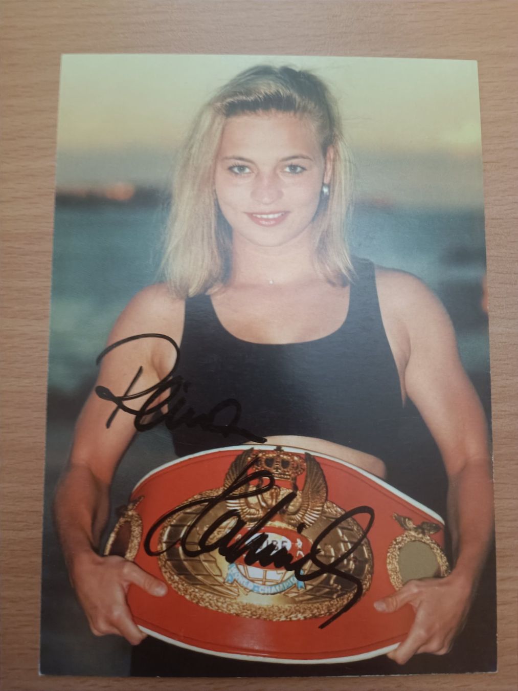 Autografi: Regina Halmich - handsignierte Autogrammkarte – Usato da Menziken venduto da Artographs