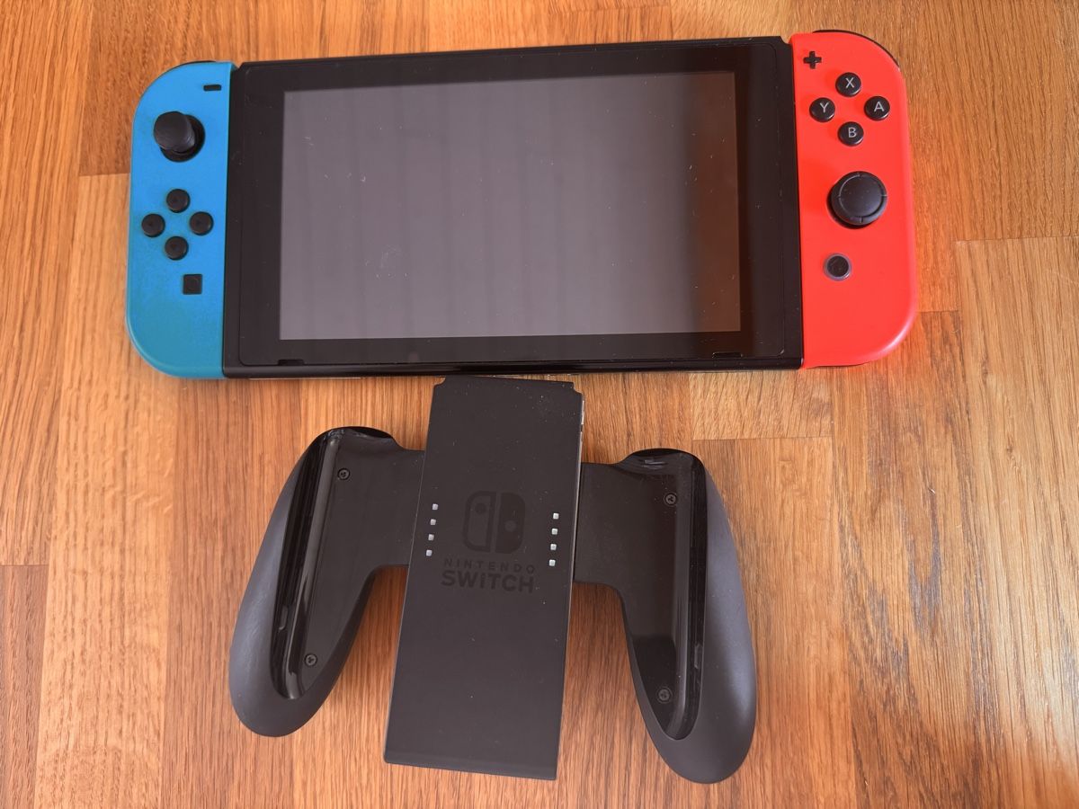 Nintendo Konsolen: Nintendo Switch V1 mit original Hülle  – Gebraucht aus Anglikon von Esrafil 2