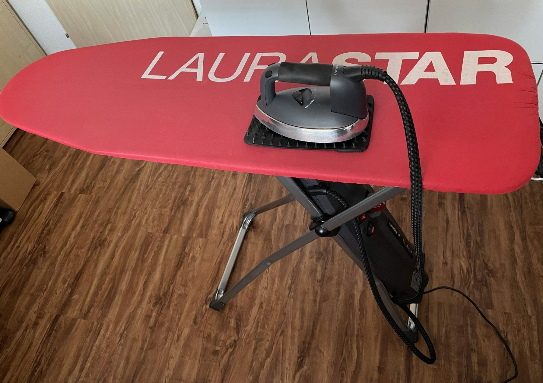 Laurastar Bügeleisen: LauraStar Premium Evolution 2 Dampfbügelstation – Gebraucht aus Strengelbach von