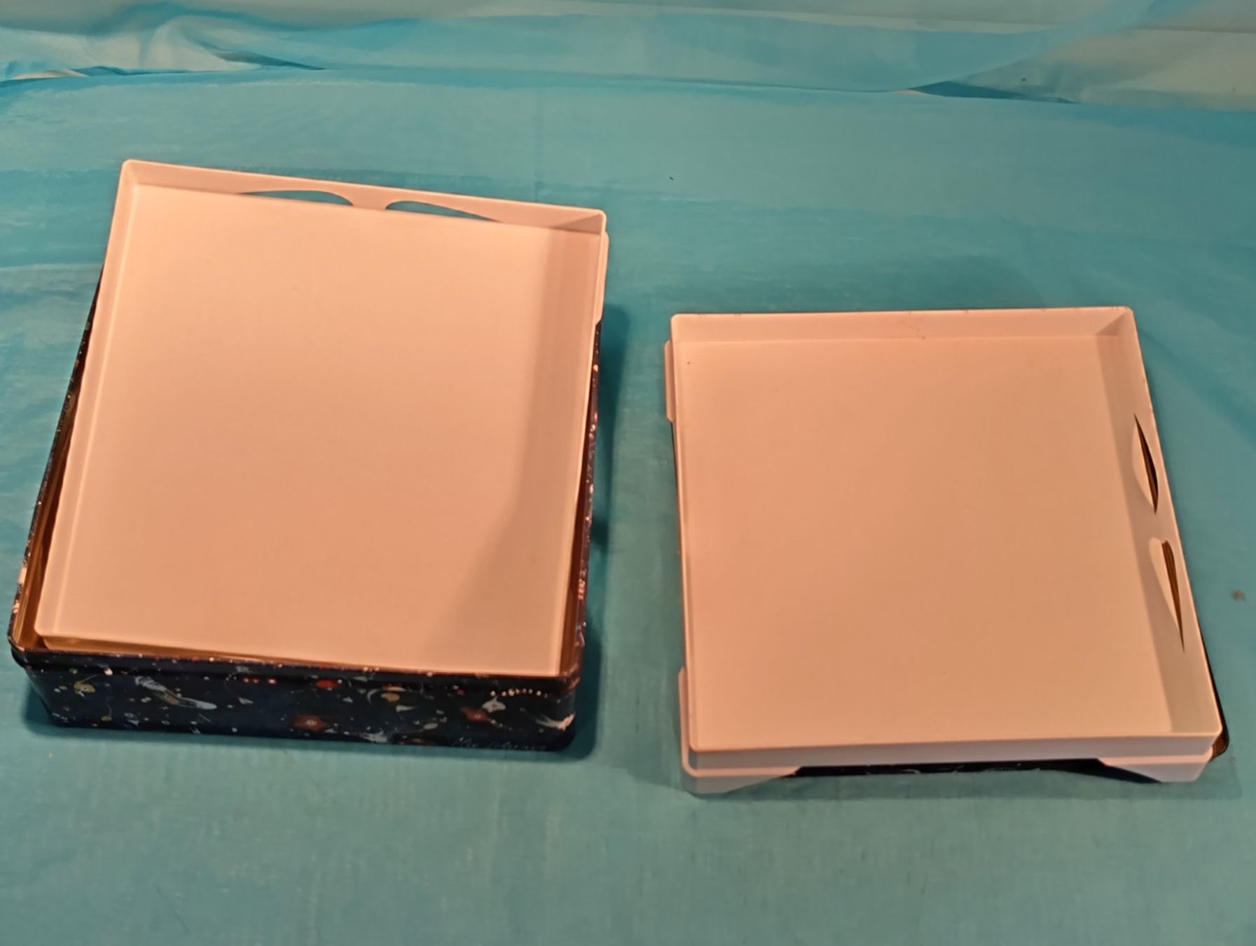 Altro in Decorazioni & Accessori: Blechbüchse, Galaxie, mit 2 Tablaren – Usato da Bellach venduto da JingleCherry 4