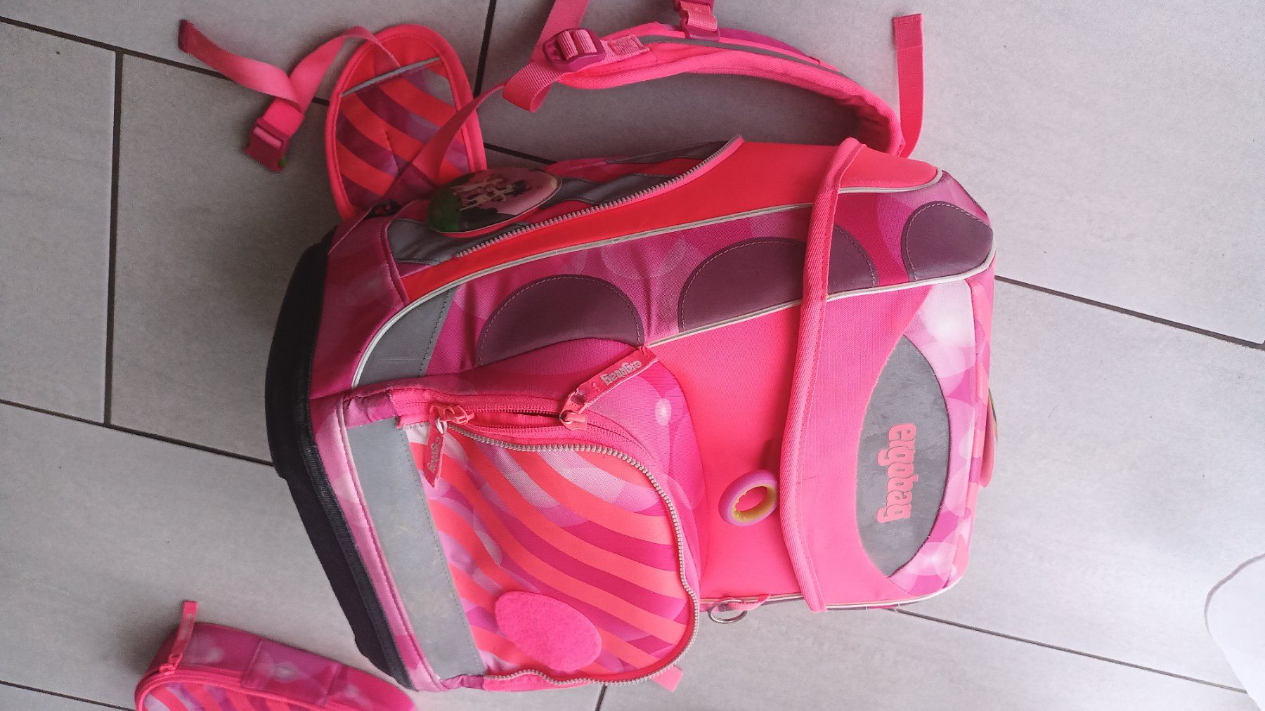 Ergobag Borse & Zaini: Ergobag Schulthek Pink Einhorn mit viel Zubehör – Usato da Madetswil venduto da B-Ti 1