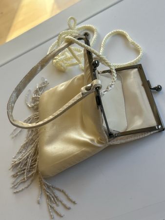 Abendtasche Satin creme mit Perlenfransen (2I1)