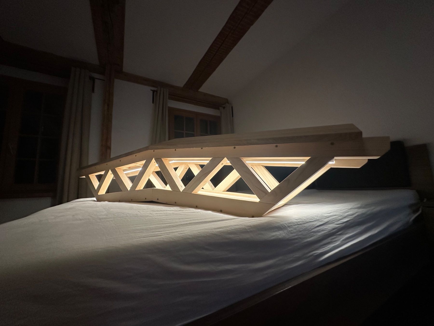 Modellbausätze & Standmodelle: Beleuchtetes Holzbrückenmodell – Gebraucht aus Hägendorf von Lab123