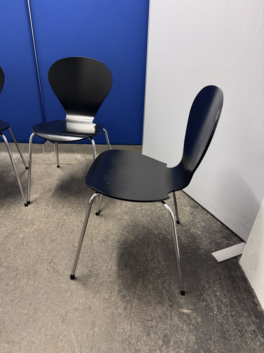 Stühle: 4 Stühle schwarz stapelbar – Gebraucht aus Bern von samryan 4