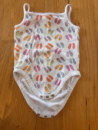 Sommerlicher Baby Body, Grösse 62/68, mit Flip Flop Muster☀️