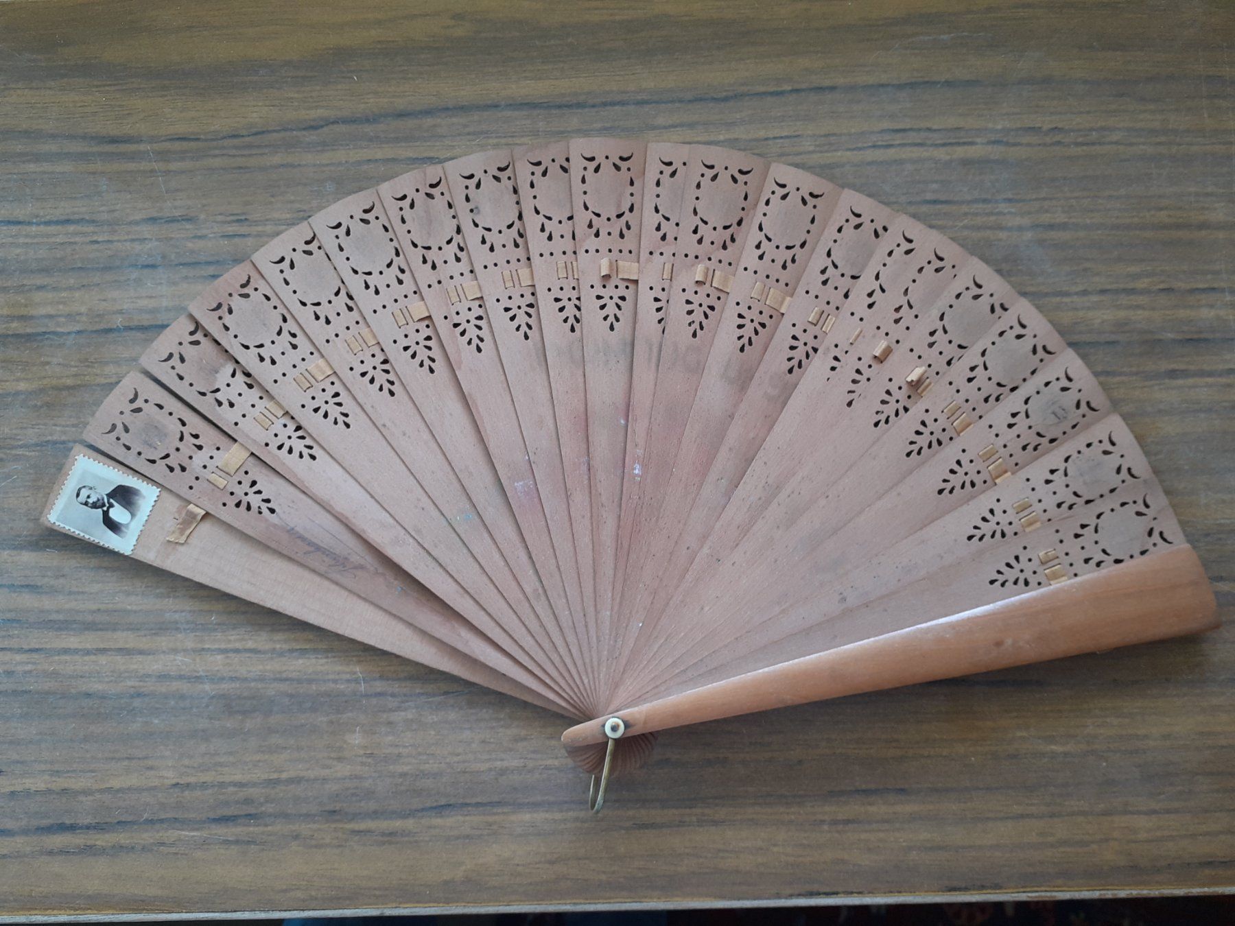 Tutte le decorazioni: Fächer 1910 Holz – Usato da Mörschwil venduto da antiksalon21 8