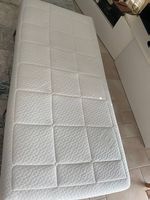 Matelas 90 × 200 + sommier de lit avec pieds