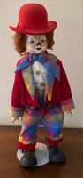 Puppe Clown rote Mütze Hut kariertes Kleid guter Zustand