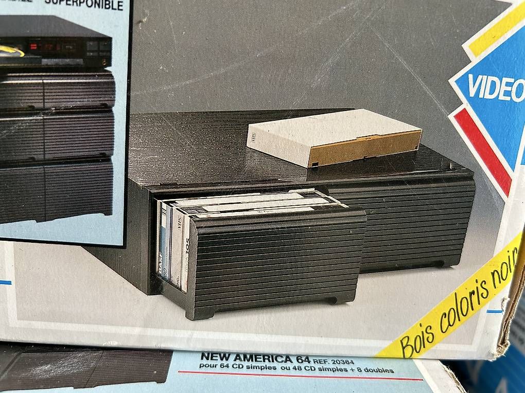 Tutti i VHS: Caisses de rangement + plus de 300 films cassettes VHS – Usato da Erde venduto da atlantisCM 1