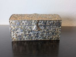 Schmuck Schatulle kleine Truhe reich verziert Vintage 