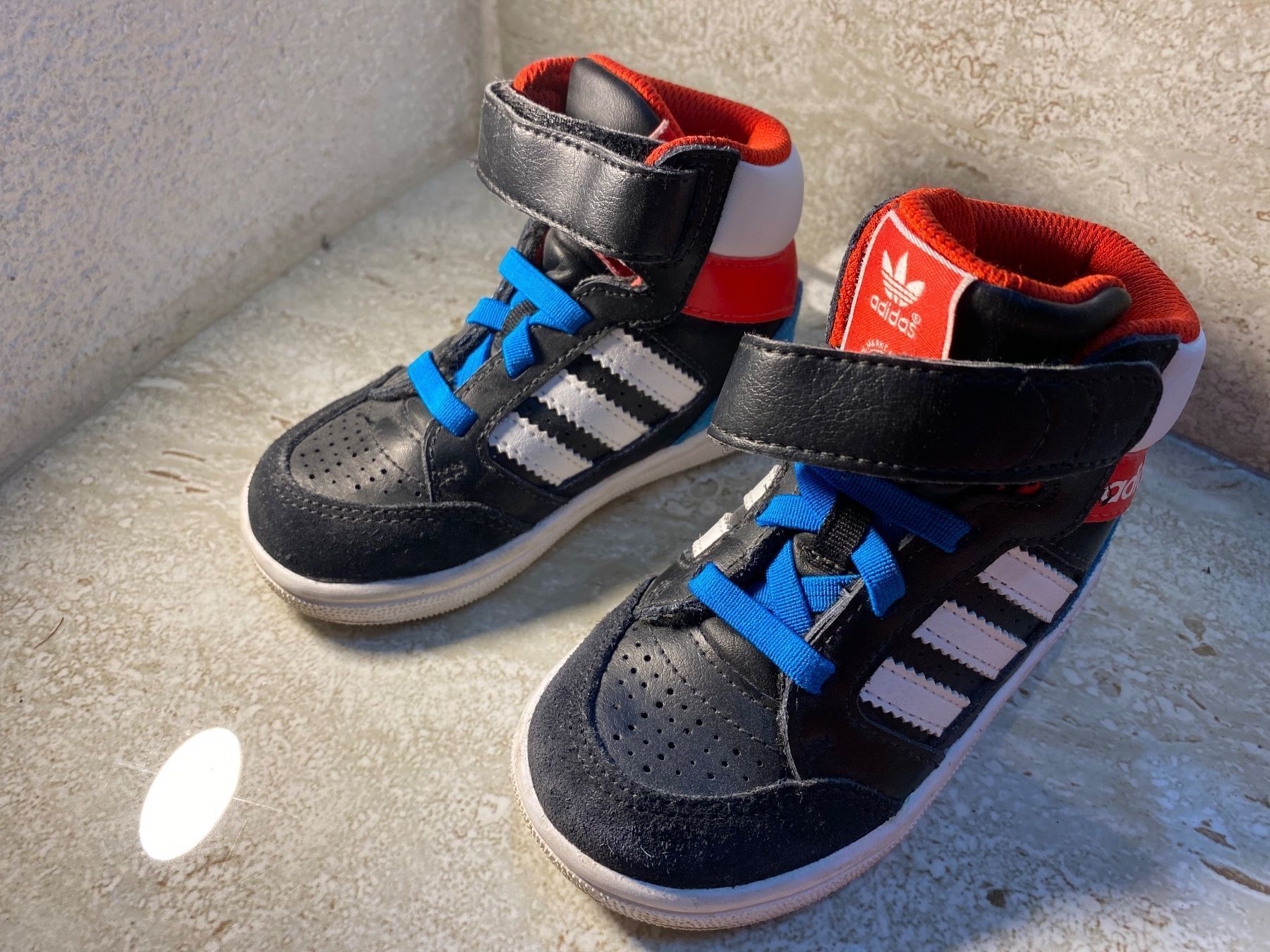 Adidas Schuhe für Jungen: Adidas Kinderschuhe Gr 21 – Gebraucht aus Birrwil von Bendegriz
