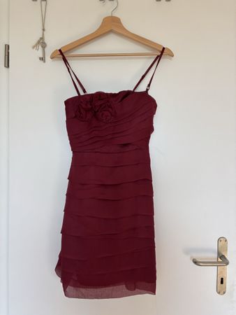 Schönes bordeauxrotes Kleid, Grösse XS
