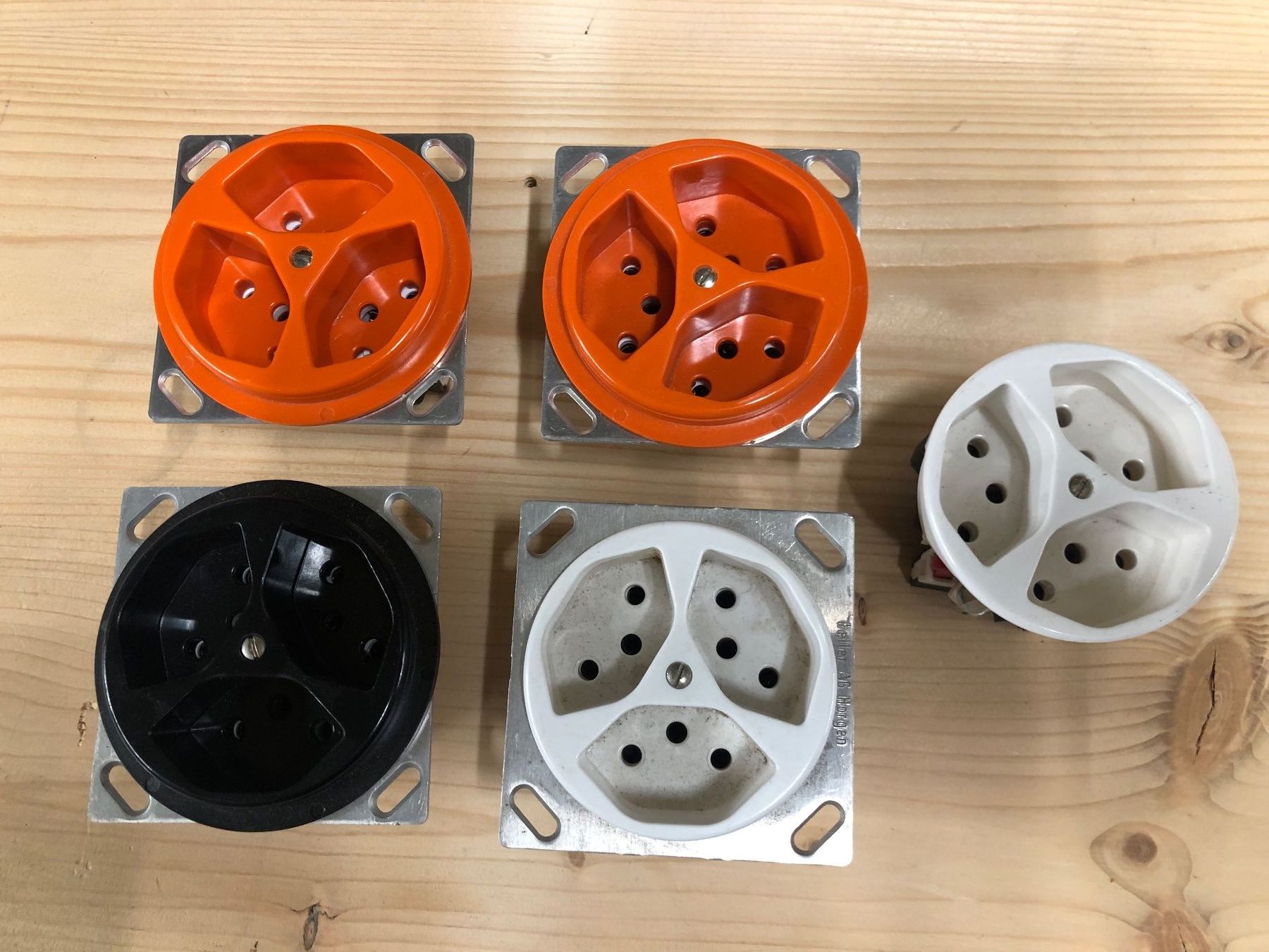 Spine: Elektro-Abdeckplatten, Rahmen, Steckdosen und Schalter – Usato da Röschenz venduto da Prydwynn 8