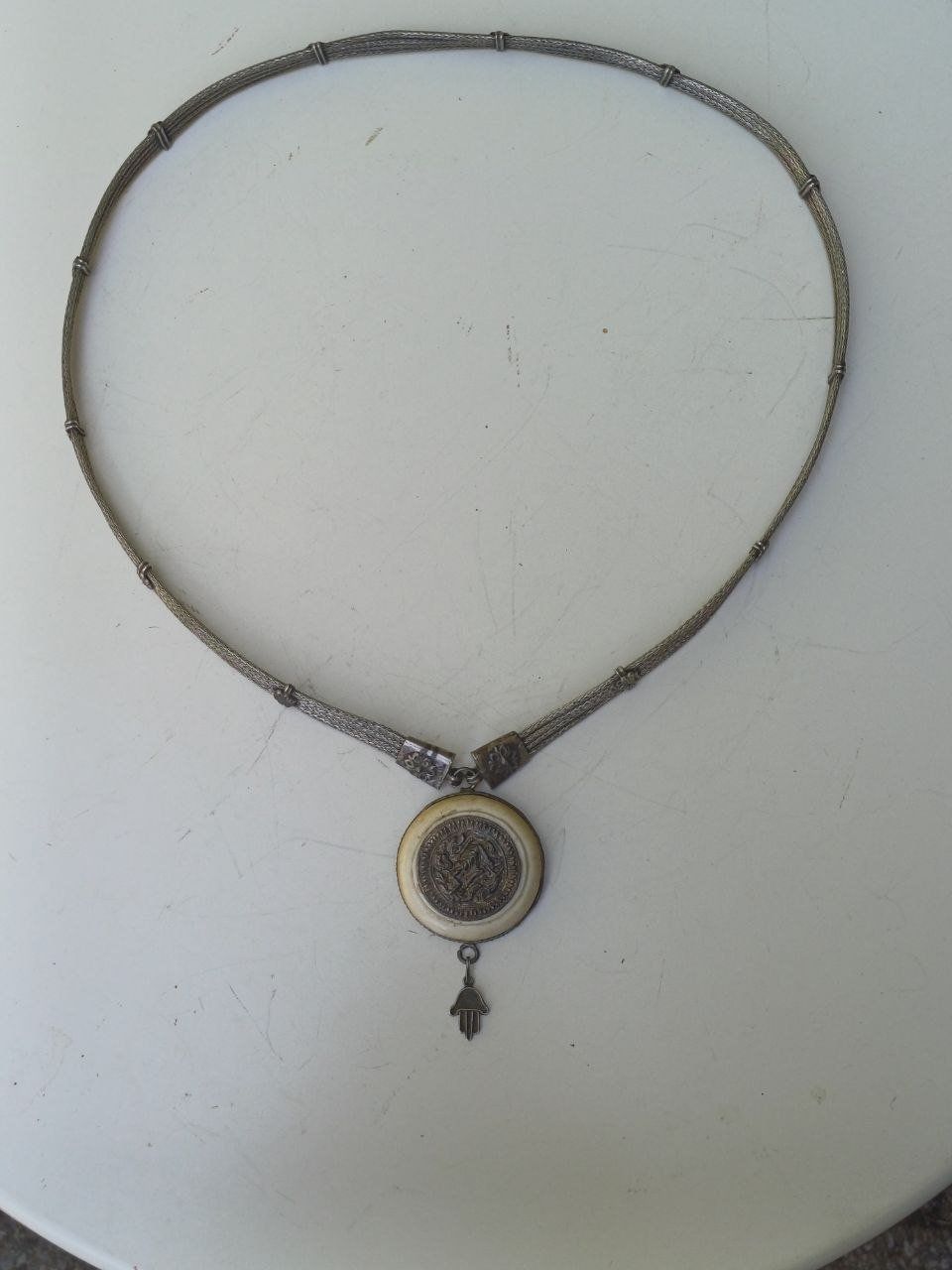 Colliers: Antike Silber-Halskette mit Kagamibuta Netsuke & Hamsa Hand – D'occasion à Bern par Yunkom