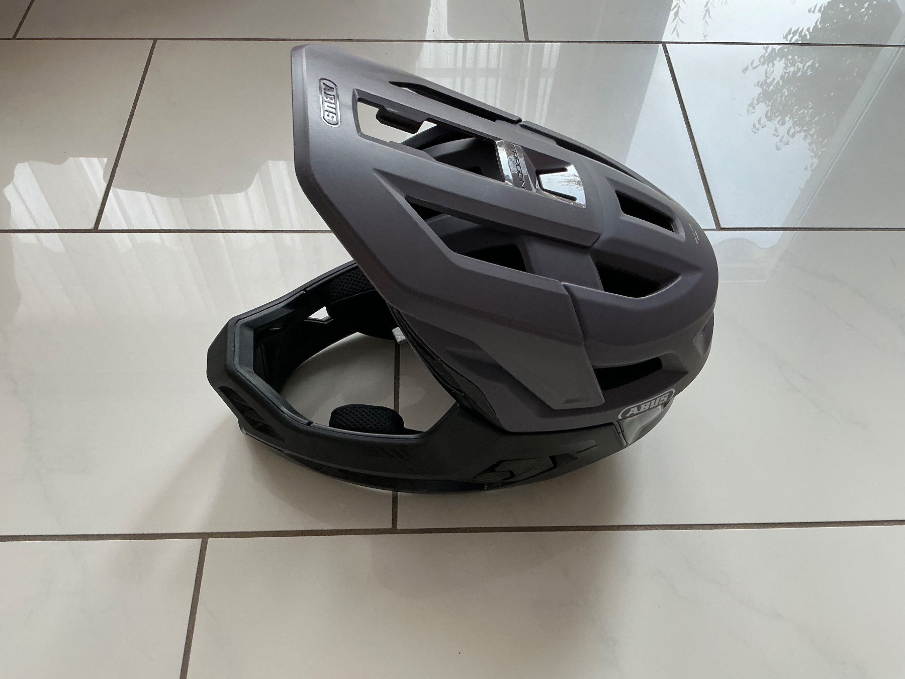 Abus Caschi: Abus Fullface Helm Targus Gr. 55-58 – Nuovo (secondo la descrizione) da Biel-Benken BL venduto da Sahra1