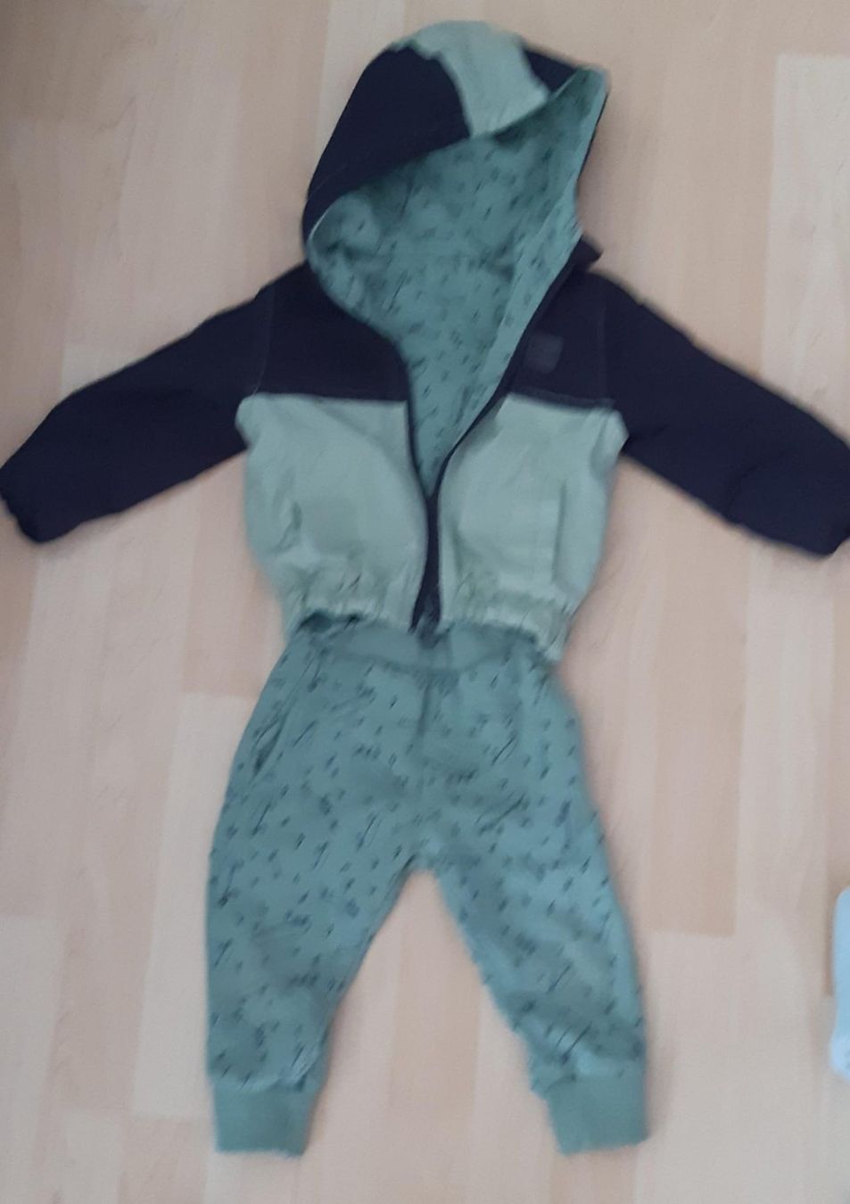 Lotti & Set di vestiti: Baby Kleiderpaket, Trainer + Pulli, Gr. 80, 9-12 Monat – Usato da Sachseln venduto da jocaso 1