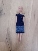 Handgestricktes Barbie Outfit, dunkelblau mit Barbie