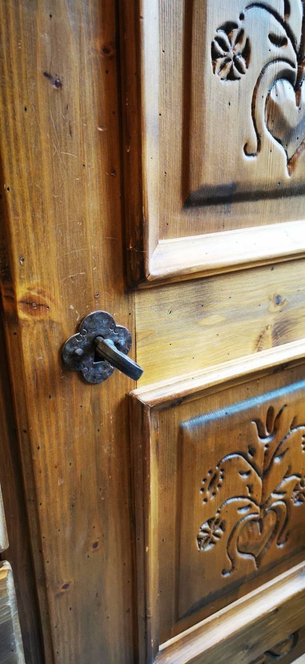 Voglauer Armadi: Bauernschrank geschnitzt – Usato da Wiliberg venduto da luxurylifestyle 4