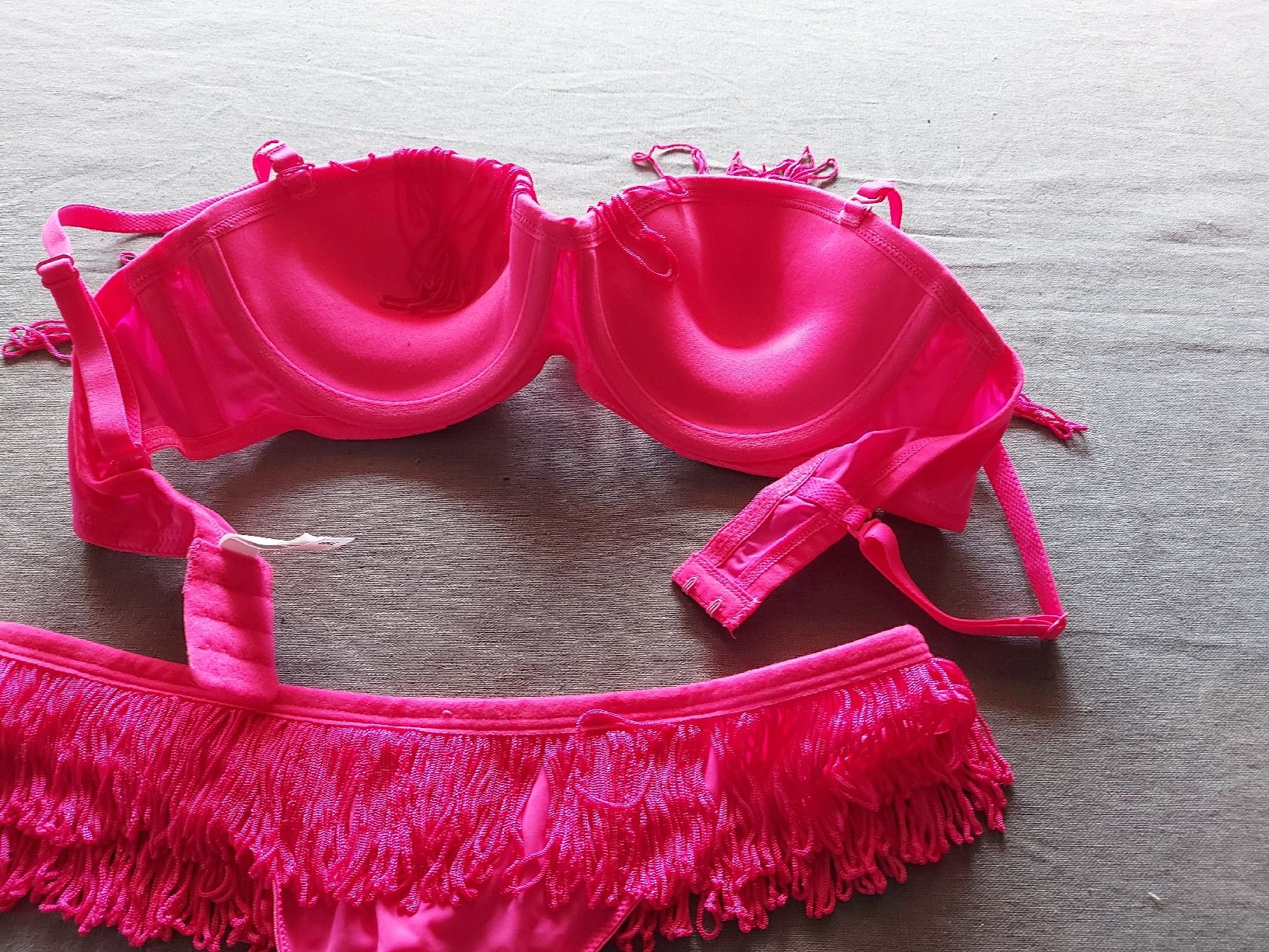 Badekleider & Bikinis: bikinn String rose à franges 75B  S – Gebraucht aus VUADENS von momy 2