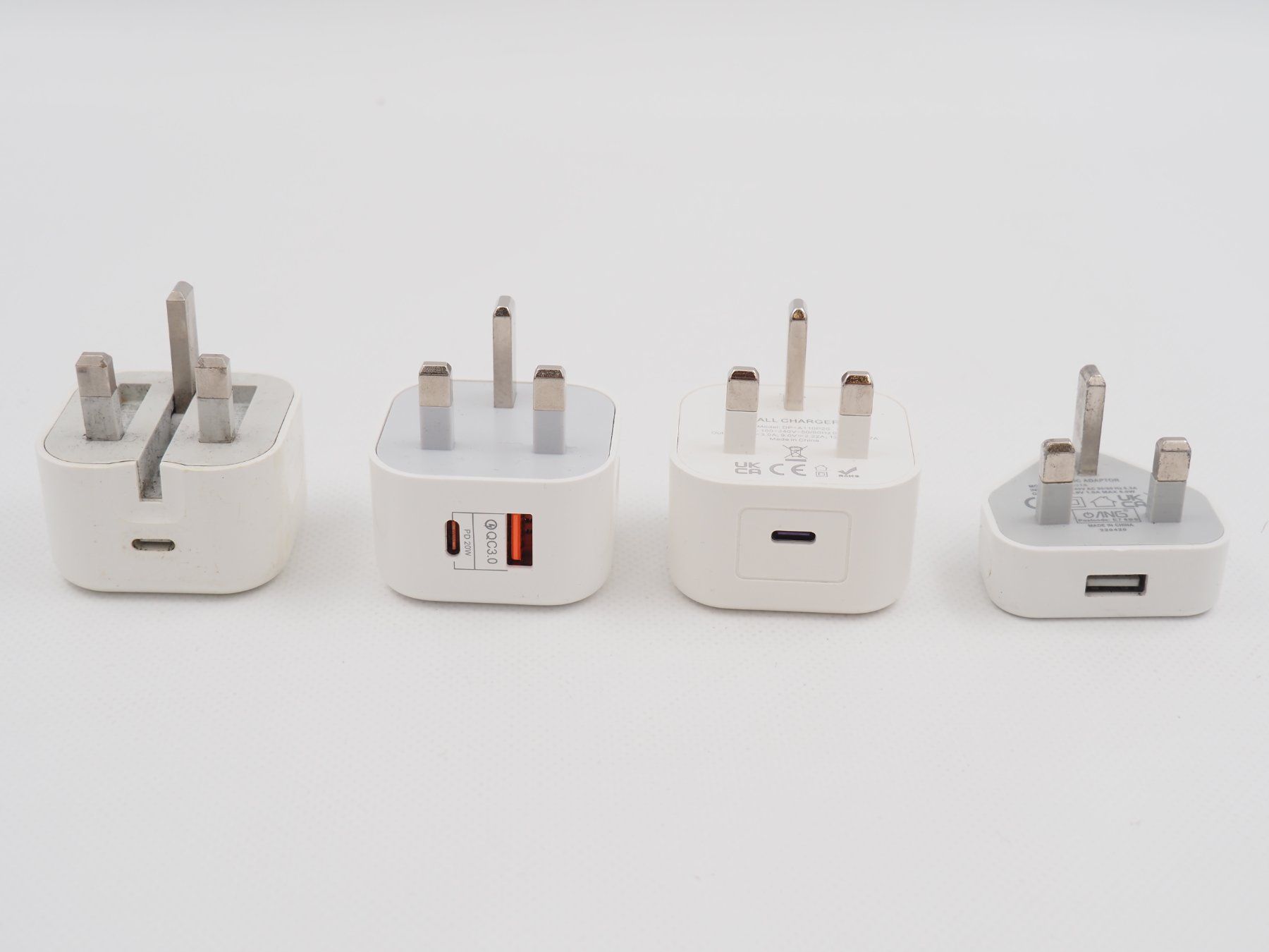 Unità & Adattatore: MULTI Ladeadapter 20 Stk. UK-Stecker (26070719) – Usato da Zürich venduto da fundsachenverkauf 2
