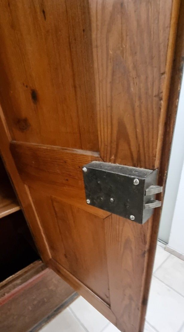 Armadi: Alter Schrank Bauernschrank aus Bern – Usato da Flums venduto da Flumsantik 3