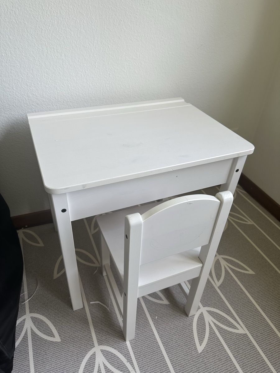 Scrivanie: Ikea Kindertisch, Pult, Schreibtisch – Usato da Winterthur venduto da pompowerpuff