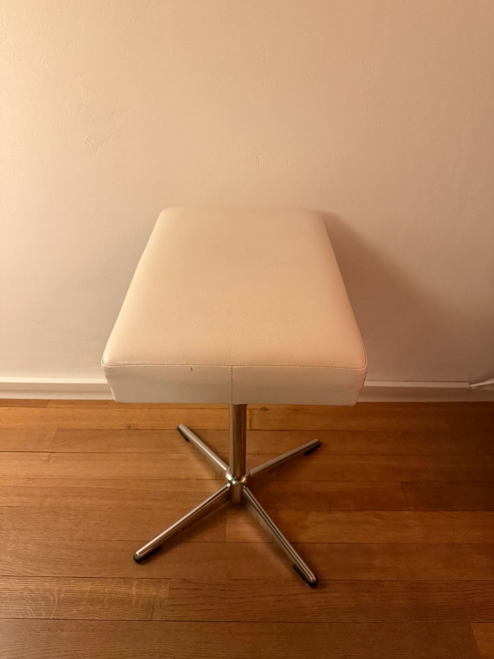 Tabourets: Klavierstuhl Leder weiss – D'occasion à Saland par cedi.rici 2