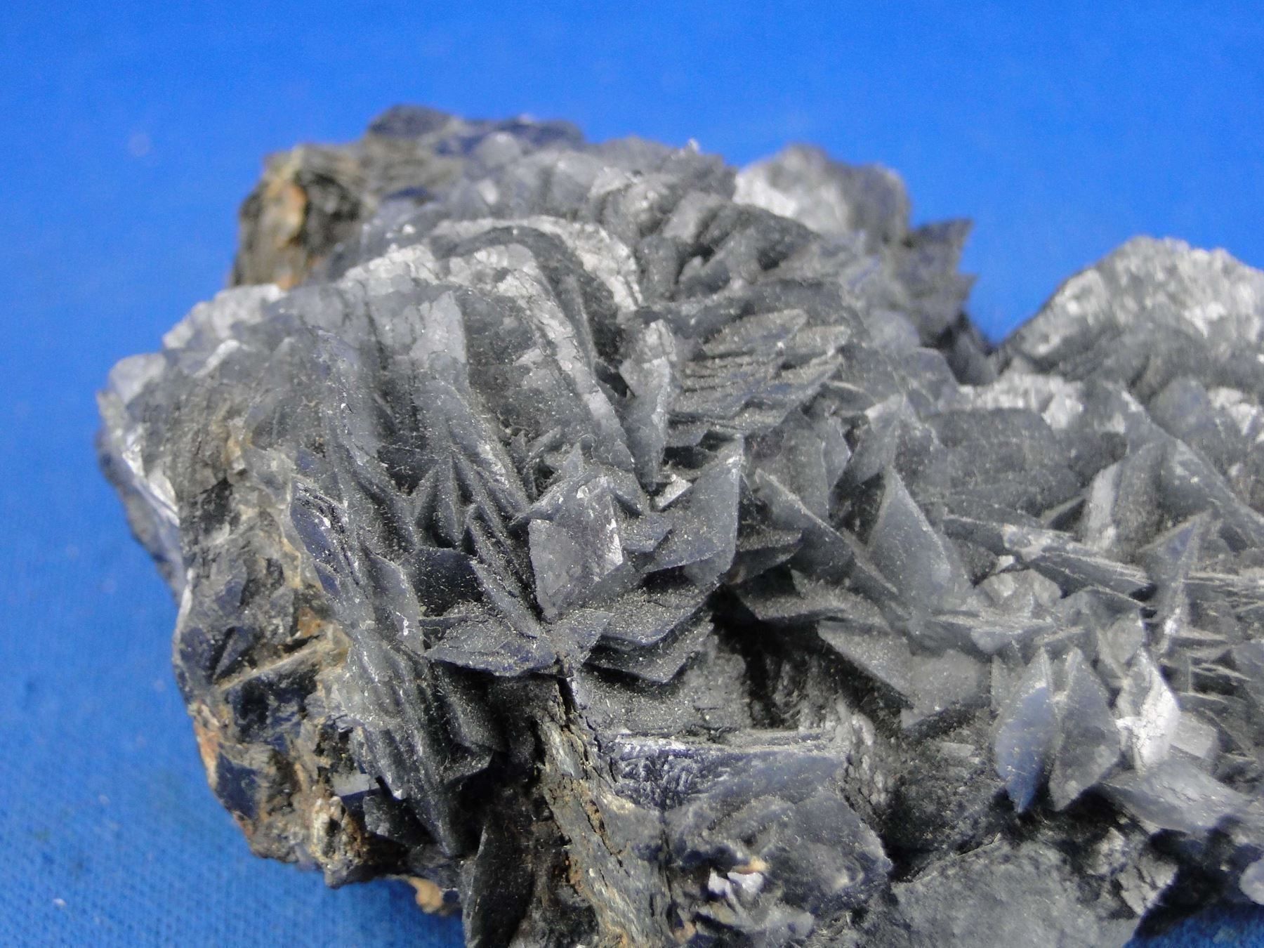 Minerali & Pietre curative: Calcit mit Boulangerit-Einschluessen – Usato da Schinznach Bad venduto da Demerald 2