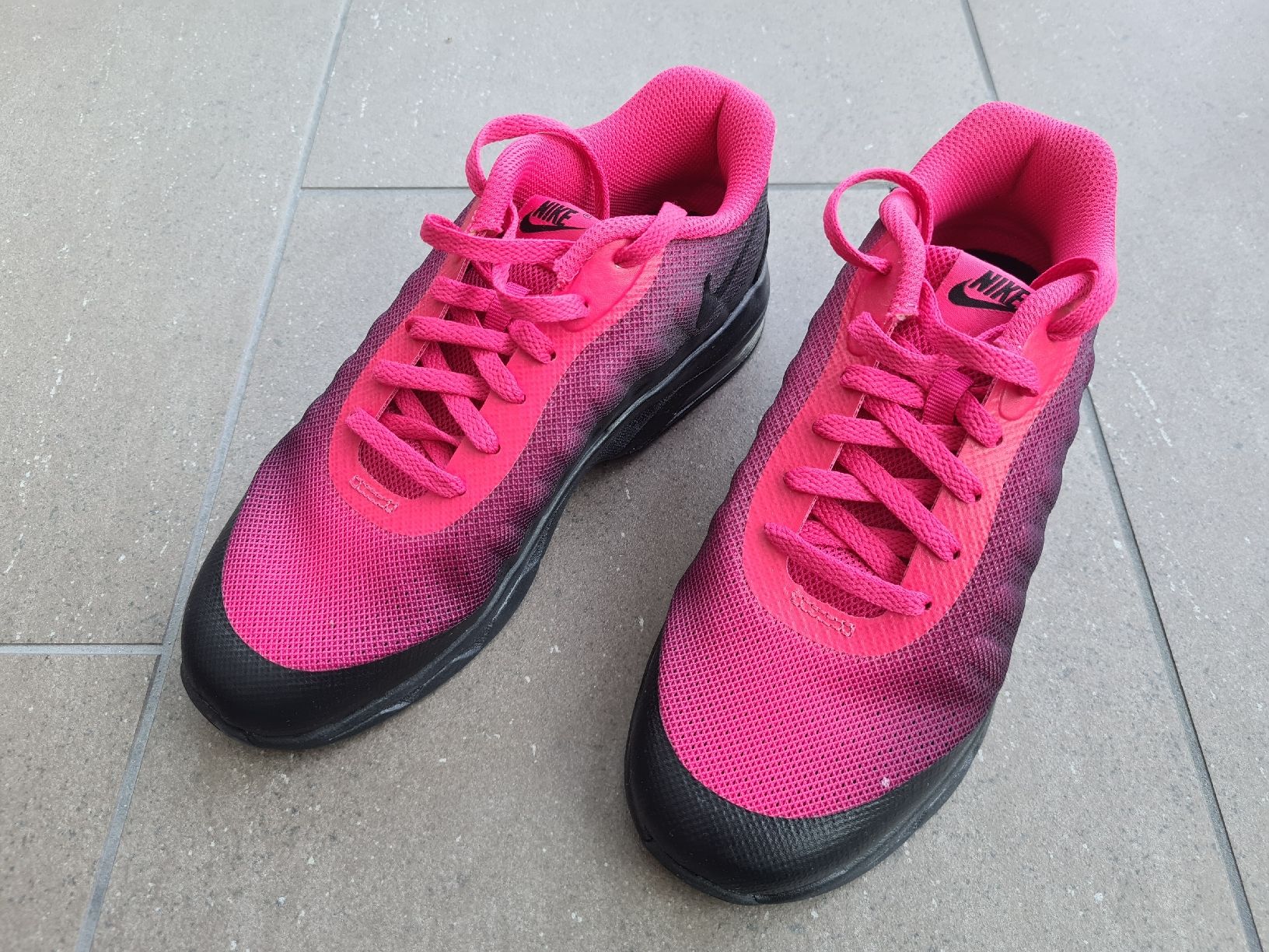 Nike Chaussures filles: Nike air gr.34, neuve – Neuf avec emballage d'origine à Peseux par Chrisha22