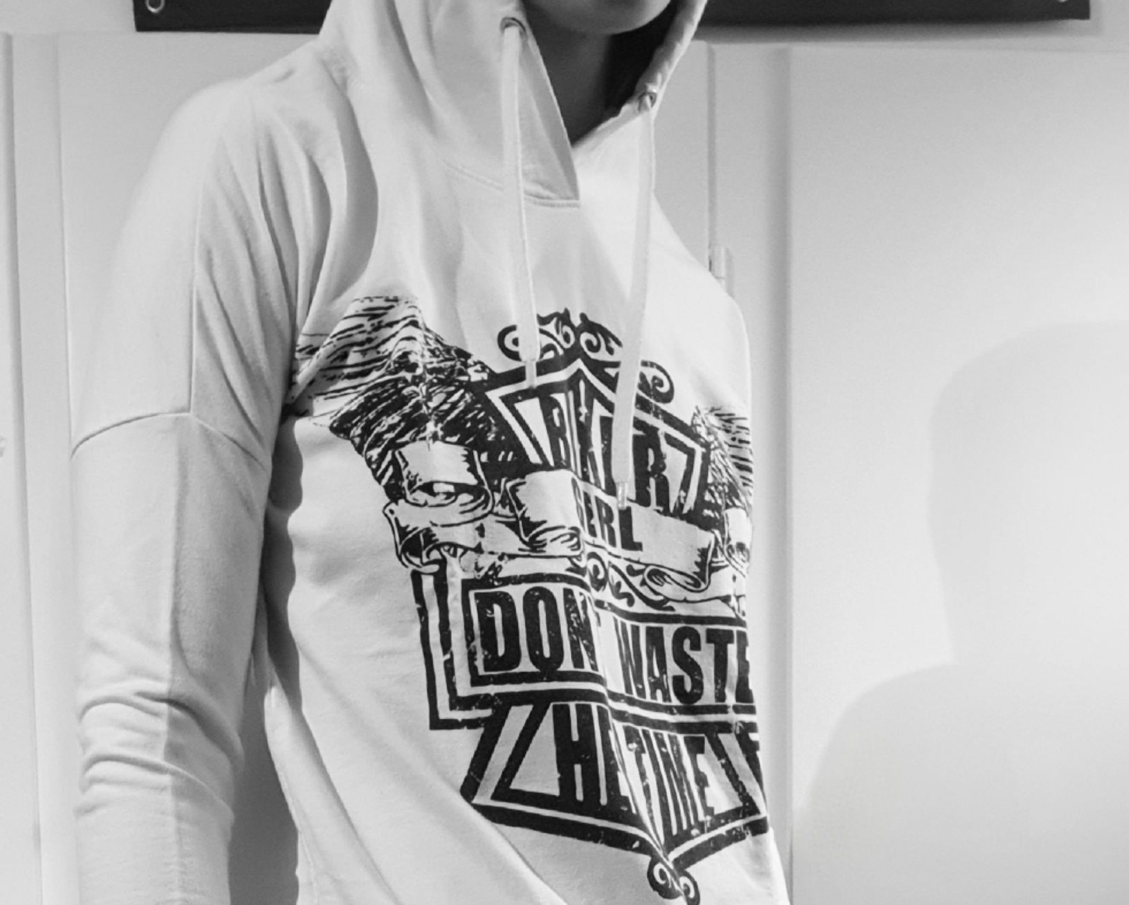 Pulls et sweat-shirts: léger sweat à capuche "Biker Girl" blanc – D'occasion à Tavannes par lanimeyl
